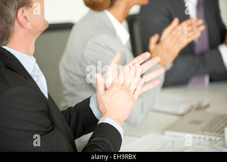 I dirigenti battimani in riunione Foto Stock