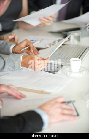 Business Associates collabora in riunione, ritagliato Foto Stock