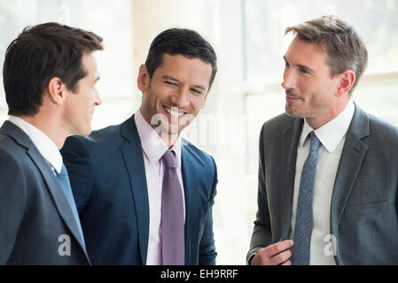 Imprenditori avente una conversazione amichevole Foto Stock