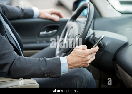 Gli smartphone consentono ai professionisti di rimanere in contatto mentre si trovano lontano dall'ufficio Foto Stock