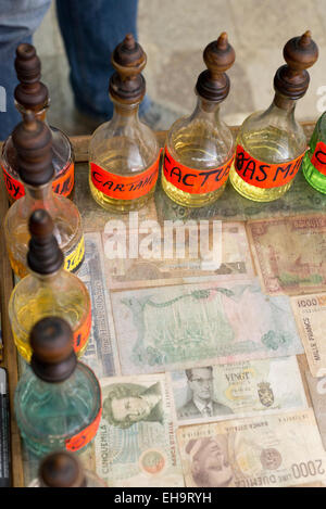 Bottiglie di profumo e moneta sul tavolo, la medina di Tunisi. La Tunisia Foto Stock