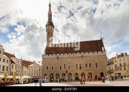 Raekoja Plats (Piazza della Città Vecchia) con i turisti, Tallinn, Estonia Foto Stock