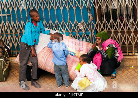 Le persone in attesa di bus, Dubois Street, nel centro di Nairobi, in Kenya Foto Stock