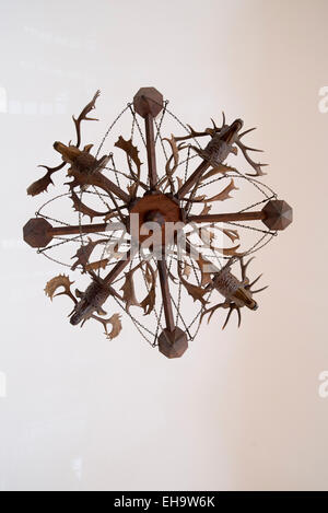 Il lampadario fatto di corna di cervo in la Stanza della Caccia. Mafra National Palace. Foto Stock