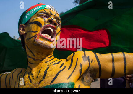 Dacca in Bangladesh . Decimo Mar, 2015. Bangladesh sostenitori festeggiare per le strade di Dhaka dopo la vittoria del 2015 ICC Cricket World Cup Match contro l'Inghilterra e di qualifica per i quarti di finale. Credito: zakir hossain chowdhury zakir/Alamy Live News Foto Stock