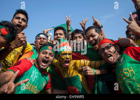 Dacca in Bangladesh . Decimo Mar, 2015. Bangladesh sostenitori festeggiare per le strade di Dhaka dopo la vittoria del 2015 ICC Cricket World Cup Match contro l'Inghilterra e di qualifica per i quarti di finale. Credito: zakir hossain chowdhury zakir/Alamy Live News Foto Stock