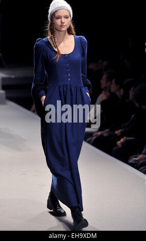 Parigi, Francia. Decimo Mar, 2015. Un modello presenta una creazione di agnes b. durante la settimana della moda di Parigi autunno/inverno 2015-2016 a Parigi, in Francia, il 10 marzo 2015. Credito: Chen Xiaowei/Xinhua/Alamy Live News Foto Stock