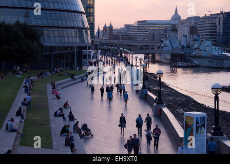 Londra 20 Ago 2013 : vista al tramonto del popolo passeggiate lungomare accanto al Fiume Tamigi il 20 agosto 2013 a Londra City Hall Foto Stock