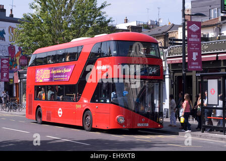 Londra 21 Ago 2013 : moderno eco ibrida bus rosso a due piani, Camden Town, Londra Foto Stock