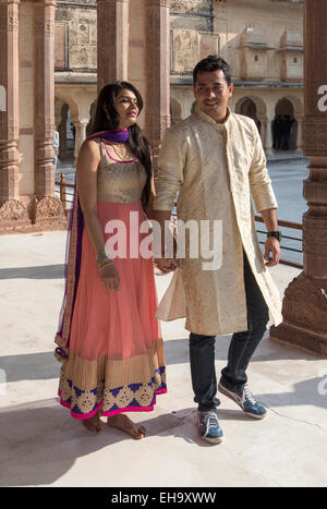 Giovani indiani giovane visite Diwan-i-AM (Pubblico Hall) a Ambra Palace (Forte Amer), Jaipur, Rajasthan, India Foto Stock