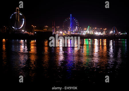 Una vista di annuale fiera Pongal presi da Napier ponte con riflessioni nel ponte Coovum a isola la massa, Chennai, India Foto Stock