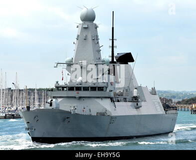 AJAXNETPHOTO. - 2 ° maggio, 2014. - PORTSMOUTH, Inghilterra. - Tipo 45 cacciatorpediniere HMS DUNCAN lascia il porto. foto:JONATHAN EASTLAND/AJAX REF:DTH140205 8483 Foto Stock