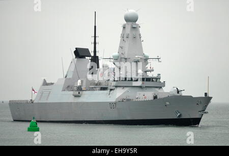 AJAXNETPHOTO. - 30 Maggio, 2014. - PORTSMOUTH, Inghilterra. - Tipo 45 cacciatorpediniere HMS DUNCAN entrando in porto. foto:JONATHAN EASTLAND/AJAX REF:DTH143005 9224 Foto Stock