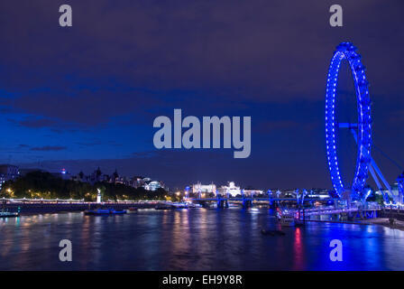 Londra 21 Ago 2013 : Fiume Tamigi e Millennium Wheel illuminata di notte, London REGNO UNITO Foto Stock