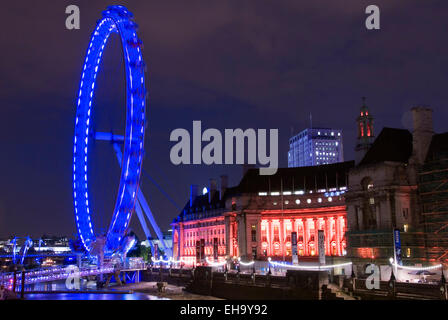 Londra 21 Ago 2013 : Millennium Wheel e il London Aquarium illuminata di notte, London REGNO UNITO Foto Stock