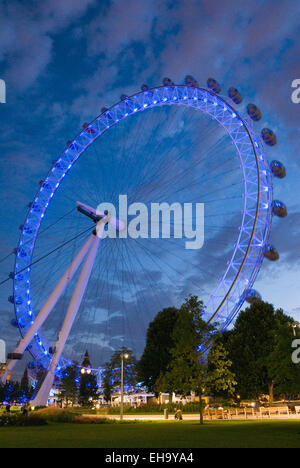 Londra 21 Ago 2013 : Millennium Wheel illuminata di notte, London REGNO UNITO Foto Stock