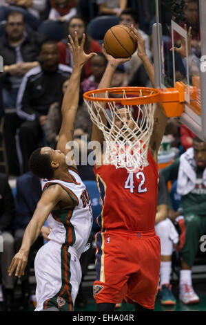 Milwaukee, Wisconsin, Stati Uniti d'America. 9 Mar, 2015. New Orleans pellicani center Alexis Ajinca #42 mette su un colpo durante il gioco NBA tra il New Orleans pellicani e il Milwaukee Bucks a BMO Harris Bradley Center di Milwaukee, WI. Pellicani sconfitti i Bucks 114-103. © Cal Sport Media/Alamy Live News Credito: Cal Sport Media/Alamy Live News Foto Stock