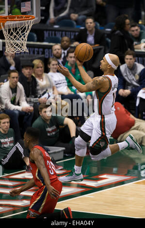 Milwaukee, Wisconsin, Stati Uniti d'America. 9 Mar, 2015. Milwaukee Bucks guard Jerryd Bayless #19 punteggi su un lay up durante il gioco NBA tra il New Orleans pellicani e il Milwaukee Bucks a BMO Harris Bradley Center di Milwaukee, WI. Pellicani sconfitti i Bucks 114-103. © Cal Sport Media/Alamy Live News Credito: Cal Sport Media/Alamy Live News Foto Stock