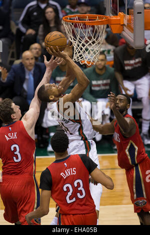 Milwaukee, Wisconsin, Stati Uniti d'America. 9 Mar, 2015. Milwaukee Bucks avanti Giannis Antetokounmpo #34 è imbrattata di andare fino ad un colpo durante il gioco NBA tra il New Orleans pellicani e il Milwaukee Bucks a BMO Harris Bradley Center di Milwaukee, WI. Pellicani sconfitti i Bucks 114-103. © Cal Sport Media/Alamy Live News Credito: Cal Sport Media/Alamy Live News Foto Stock