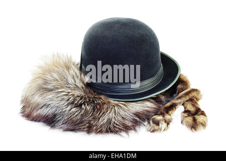 Vintage cappello nero su argento pelliccia di volpe isolati su sfondo bianco Foto Stock