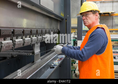 Industria del metallo lavoratore aziona il freno CNC pressa Foto Stock