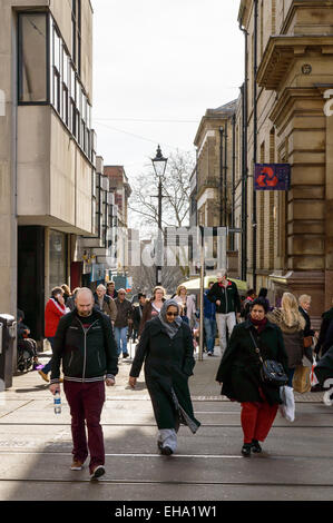 Occupato il giorno di shopping. Gli individui e le famiglie di fare acquisti su un Sabato occupato su un high st, sullo scambio a piedi, Nottingham. 7 Marzo 2015 Foto Stock