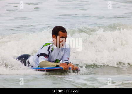 SAN FERNANDO, CADIZ, Spagna - 19 febbraio: Unidentified bodyboader prendendo le onde al secondo campionato di surf e bodyboard Impoxibo Foto Stock