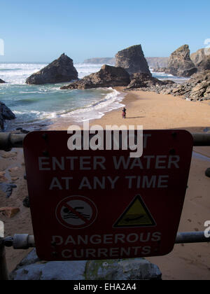 Non inserire il segno d'acqua sui passi verso il basso di Bedruthan Steps beach, Carnewas, Cornwall, Regno Unito Foto Stock