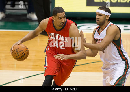 Milwaukee, WI, Stati Uniti d'America. 9 Mar, 2015. New Orleans pellicani center Alexis Ajinca #42 in azione durante il gioco NBA tra il New Orleans pellicani e il Milwaukee Bucks a BMO Harris Bradley Center di Milwaukee, WI. Pellicani sconfitti i Bucks 114-103. Credito: Cal Sport Media/Alamy Live News Foto Stock