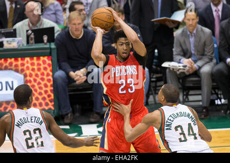 Milwaukee, WI, Stati Uniti d'America. 9 Mar, 2015. New Orleans pellicani avanti Anthony Davis #23 guarda a passare durante il gioco NBA tra il New Orleans pellicani e il Milwaukee Bucks a BMO Harris Bradley Center di Milwaukee, WI. Pellicani sconfitti i Bucks 114-103. Credito: Cal Sport Media/Alamy Live News Foto Stock