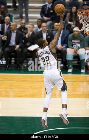 Milwaukee, WI, Stati Uniti d'America. 9 Mar, 2015. Milwaukee Bucks guard Khris Middleton #22 in azione durante il gioco NBA tra il New Orleans pellicani e il Milwaukee Bucks a BMO Harris Bradley Center di Milwaukee, WI. Pellicani sconfitti i Bucks 114-103. Credito: Cal Sport Media/Alamy Live News Foto Stock