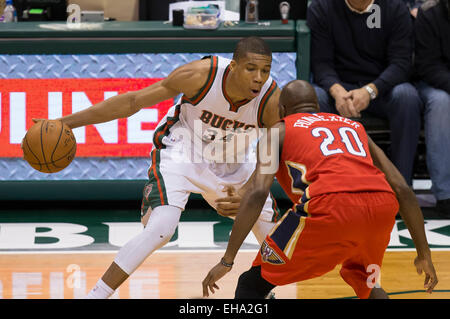 Milwaukee, WI, Stati Uniti d'America. 9 Mar, 2015. Milwaukee Bucks avanti Giannis Antetokounmpo #34 guarda al dribbling durante il gioco NBA tra il New Orleans pellicani e il Milwaukee Bucks a BMO Harris Bradley Center di Milwaukee, WI. Pellicani sconfitti i Bucks 114-103. Credito: Cal Sport Media/Alamy Live News Foto Stock