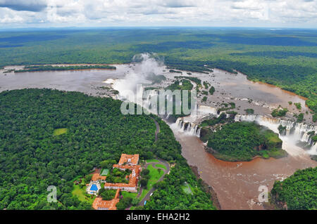 Cascate di Iguazu dall elicottero. Confine del Brasile e Argentina. Foto Stock