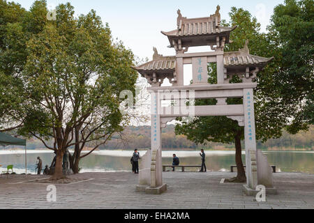 Hangzhou, Cina - 4 Dicembre 2014: il vecchio cinese tradizionale stone gate sulla costa del lago ovest, famoso parco in Hangzhou c Foto Stock