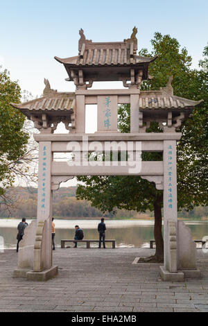 Hangzhou, Cina - 4 Dicembre 2014: il vecchio cinese tradizionale pietra decorativa cancello sulla costa del lago ovest, famoso parco in Hang Foto Stock