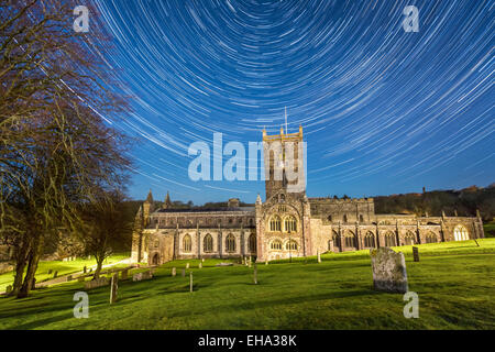 Santa Messa di Mezzanotte - Tracce stellari oltre l'iconico St Davids Cathedral in Pembrokeshire, Galles. Composta di 114 immagini per le stelle e Foto Stock