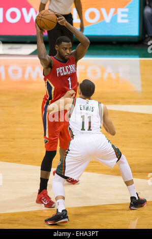 Milwaukee, WI, Stati Uniti d'America. 9 Mar, 2015. New Orleans pellicani guard Tireke Evans #1 cerca di passare durante il gioco NBA tra il New Orleans pellicani e il Milwaukee Bucks a BMO Harris Bradley Center di Milwaukee, WI. Pellicani sconfitti i Bucks 114-103. John Fisher/CSM/Alamy Live News Foto Stock