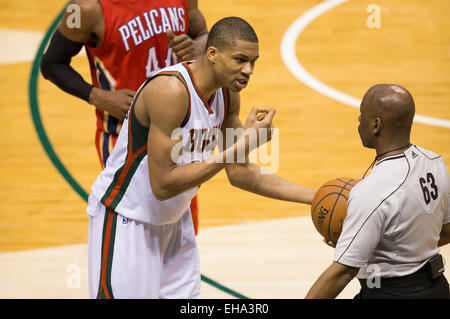 Milwaukee, WI, Stati Uniti d'America. 9 Mar, 2015. Milwaukee Bucks avanti Giannis Antetokounmpo #34 tenta di motivo è caso durante il gioco NBA tra il New Orleans pellicani e il Milwaukee Bucks a BMO Harris Bradley Center di Milwaukee, WI. Pellicani sconfitti i Bucks 114-103. John Fisher/CSM/Alamy Live News Foto Stock