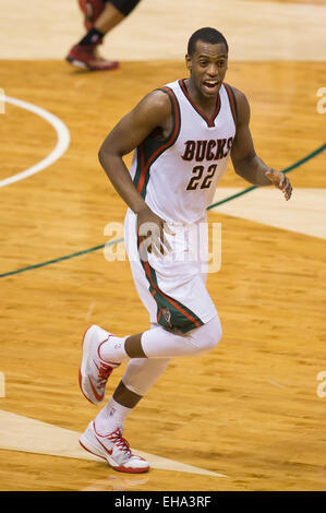 Milwaukee, WI, Stati Uniti d'America. 9 Mar, 2015. Milwaukee Bucks guard Khris Middleton #22 in azione durante il gioco NBA tra il New Orleans pellicani e il Milwaukee Bucks a BMO Harris Bradley Center di Milwaukee, WI. Pellicani sconfitti i Bucks 114-103. John Fisher/CSM/Alamy Live News Foto Stock