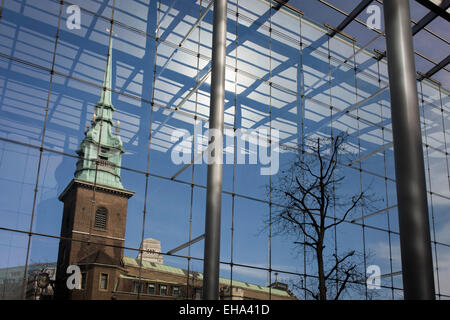 Tutti Hallows-per-il-chiesa della torre e la moderna architettura della torre posto glas atrium. Tutti Hallows-per-il-Tower, anche precedentemente dedicata a Santa Maria Vergine[1] e talvolta noto come tutti Hallows Barking, è un antica chiesa anglicana sulla Byward Street nella città di Londra, si affaccia la Torre di Londra. Fondata nel 675, è una delle chiese più antiche di Londra, e contiene al suo interno un 7th-secolo sassone arch con riciclata tegole romane, il più antico pezzo superstite del tessuto della chiesa nella città. Foto Stock