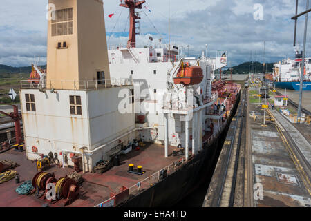 Nave da carico, all'interno di operazioni nel Canale di Panama, Panama Foto Stock