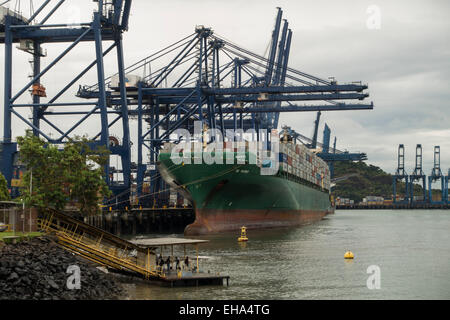 Nave da carico, all'interno di operazioni nel Canale di Panama, Panama Foto Stock