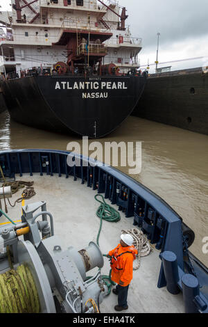 Nave da carico, all'interno di operazioni nel Canale di Panama, Panama Foto Stock