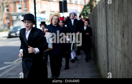 Giovedì, 5 marzo 2015 Ultra-Orthodox bambini ebrei vestito in costume per celebrare la festa di Purim ebraico vacanze a Stamford Hill area di Londra. Foto Stock