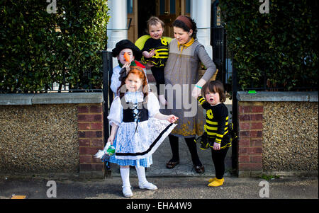 Giovedì, 5 marzo 2015 Ultra-Orthodox bambini ebrei vestito in costume per celebrare la festa di Purim ebraico vacanze a Stamford Hill area di Londra. Foto Stock