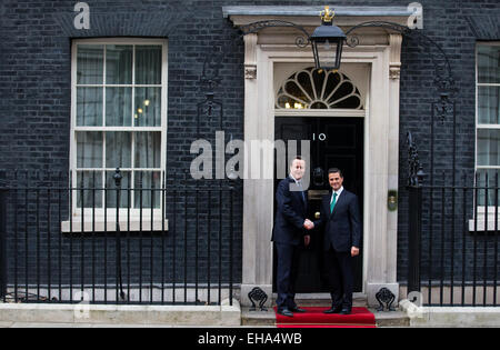 Mercoledì 4 Marzo, 2015 del Primo Ministro britannico David Cameron saluta il presidente messicano Enrique Peña Nieto al numero 10 di Downing Street a Londra. Foto Stock