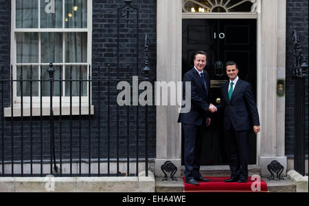 Mercoledì 4 Marzo, 2015 del Primo Ministro britannico David Cameron saluta il presidente messicano Enrique Peña Nieto al numero 10 di Downing Street a Londra. Foto Stock