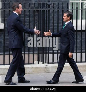 Mercoledì 4 Marzo, 2015 del Primo Ministro britannico David Cameron saluta il presidente messicano Enrique Peña Nieto al numero 10 di Downing Street a Londra. Foto Stock