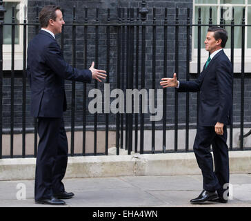 Mercoledì 4 Marzo, 2015 del Primo Ministro britannico David Cameron saluta il presidente messicano Enrique Peña Nieto al numero 10 di Downing Street a Londra. Foto Stock