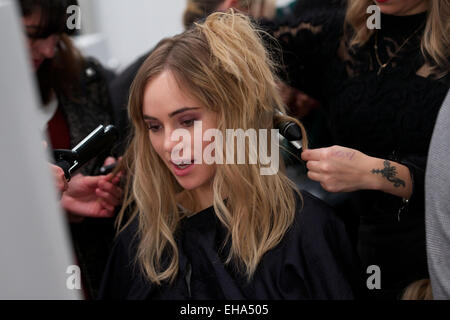 Regno Unito, Londra : modello britannico Suki Waterhouse ottiene pronto back stage per la collezione Burberry durante il 2014 Autunno / Inverno London Fashion Week di Londra il 17 febbraio 2014 Foto Stock